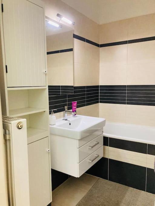 Apartamento Sunny Flat In Center Of Praga Exterior foto