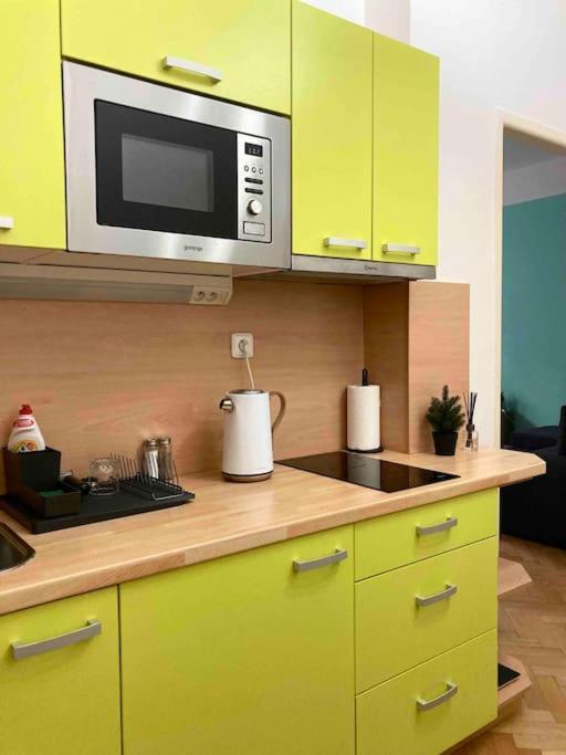 Apartamento Sunny Flat In Center Of Praga Exterior foto